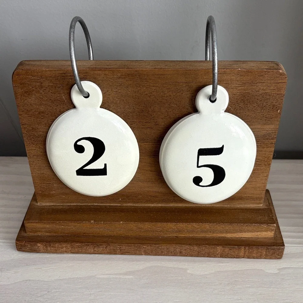 Wooden Calendar Stand with Metal Numbered White‎ Date Tags